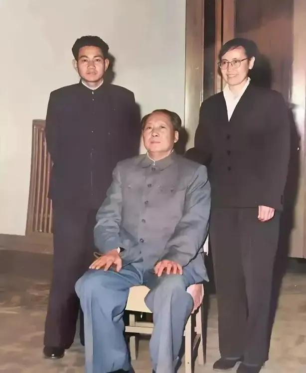 大家注意看，站在毛主席身后的这两个人真的是太幸福了，原来他们的身份不简单。
这两