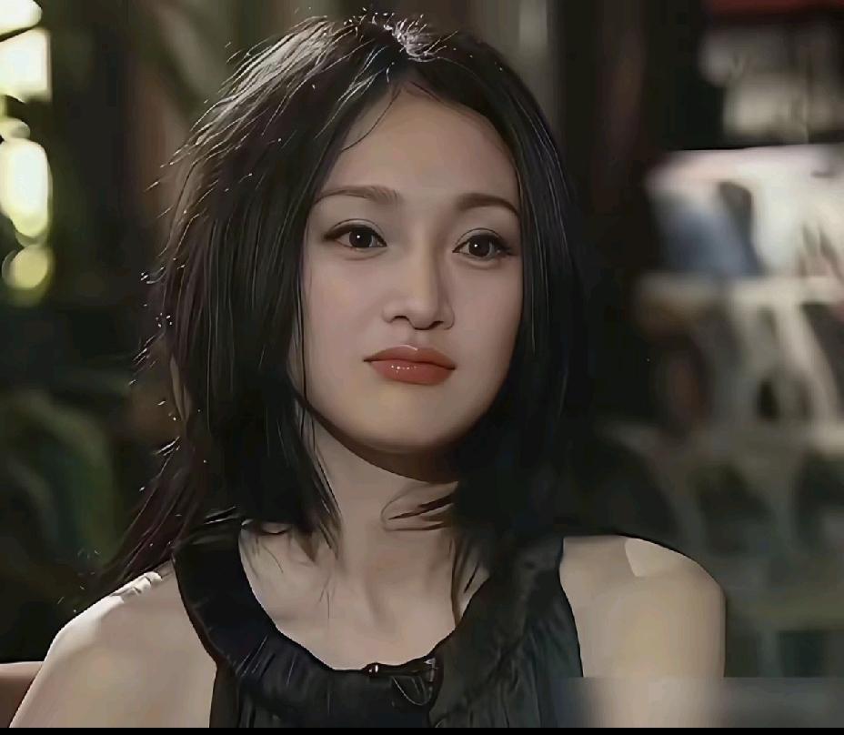 周迅40出头时，眼神好灵动！像小鹿。皮肤也吹弹可破。一般女人到了48岁左右，大姨