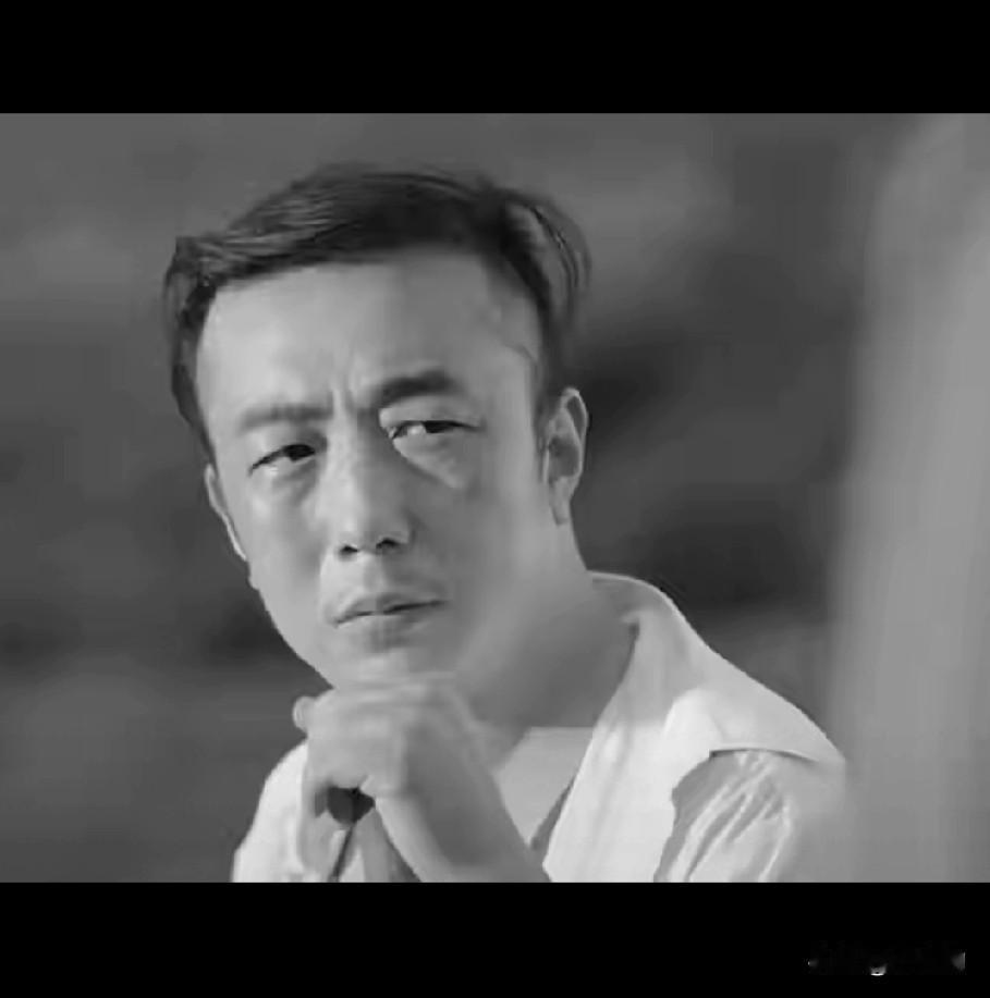 44岁群演离世警示：拼事业别拿命赌！
44岁群演陈宇熬夜背台词到凌晨，最终因脑出