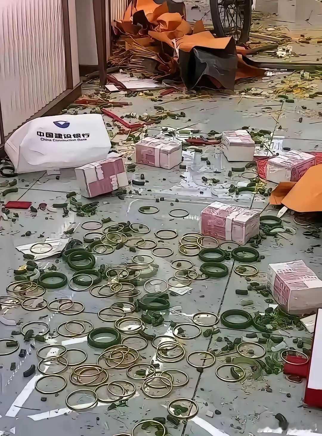 这地方怎么这么乱，我要是捡点应该没事吧
