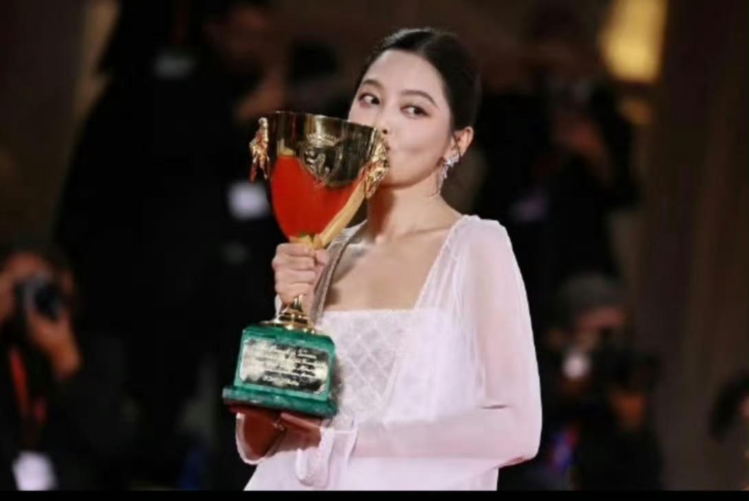 辛芷蕾6连问直指运运论，疑似回应郝蕾对威尼斯影后的质疑，场由白百何点起的火越燃越