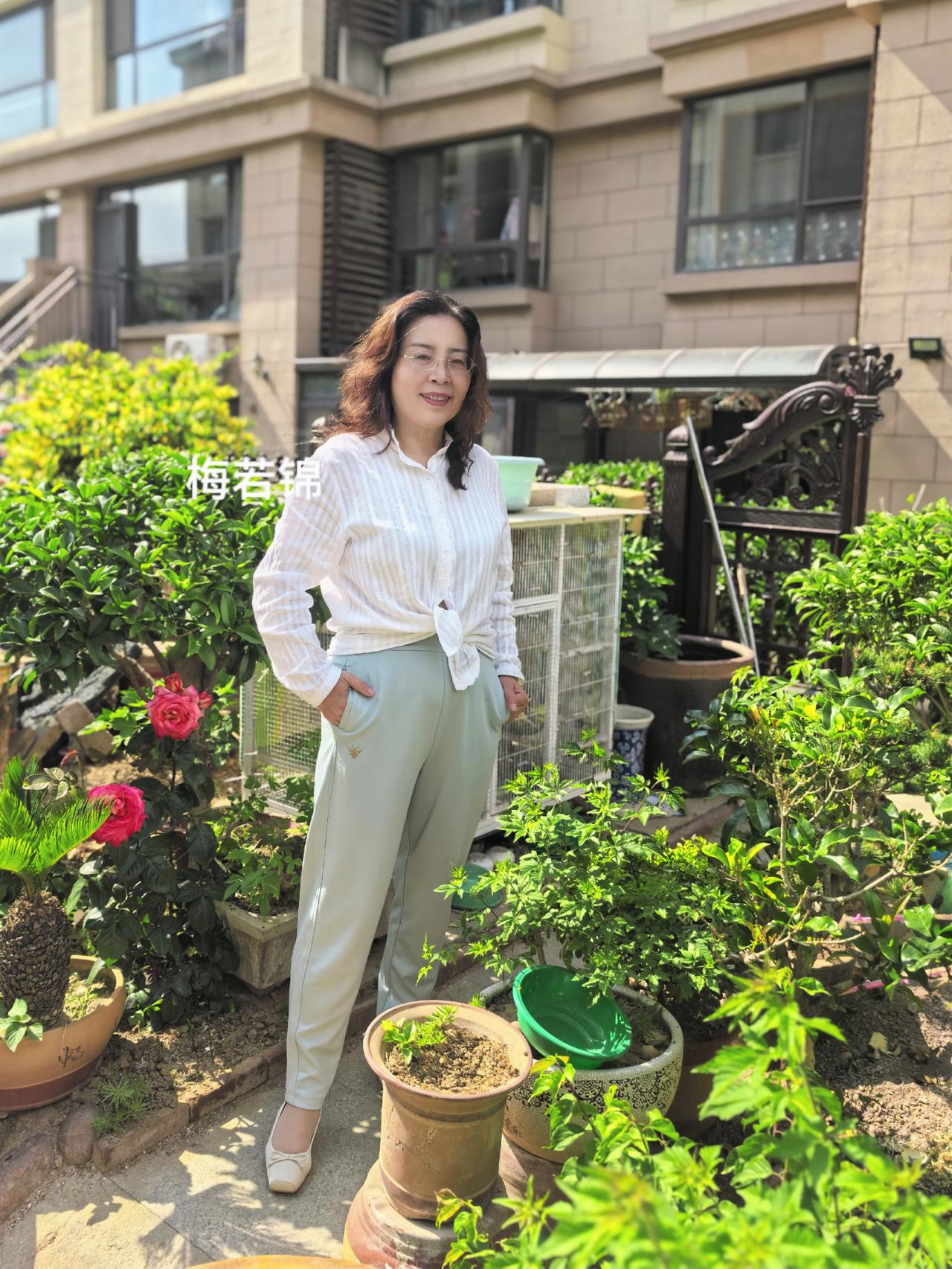 小花园里繁花着锦，每天看着它们心情都美。花开花落，用心打理它们给你灿烂的笑脸！