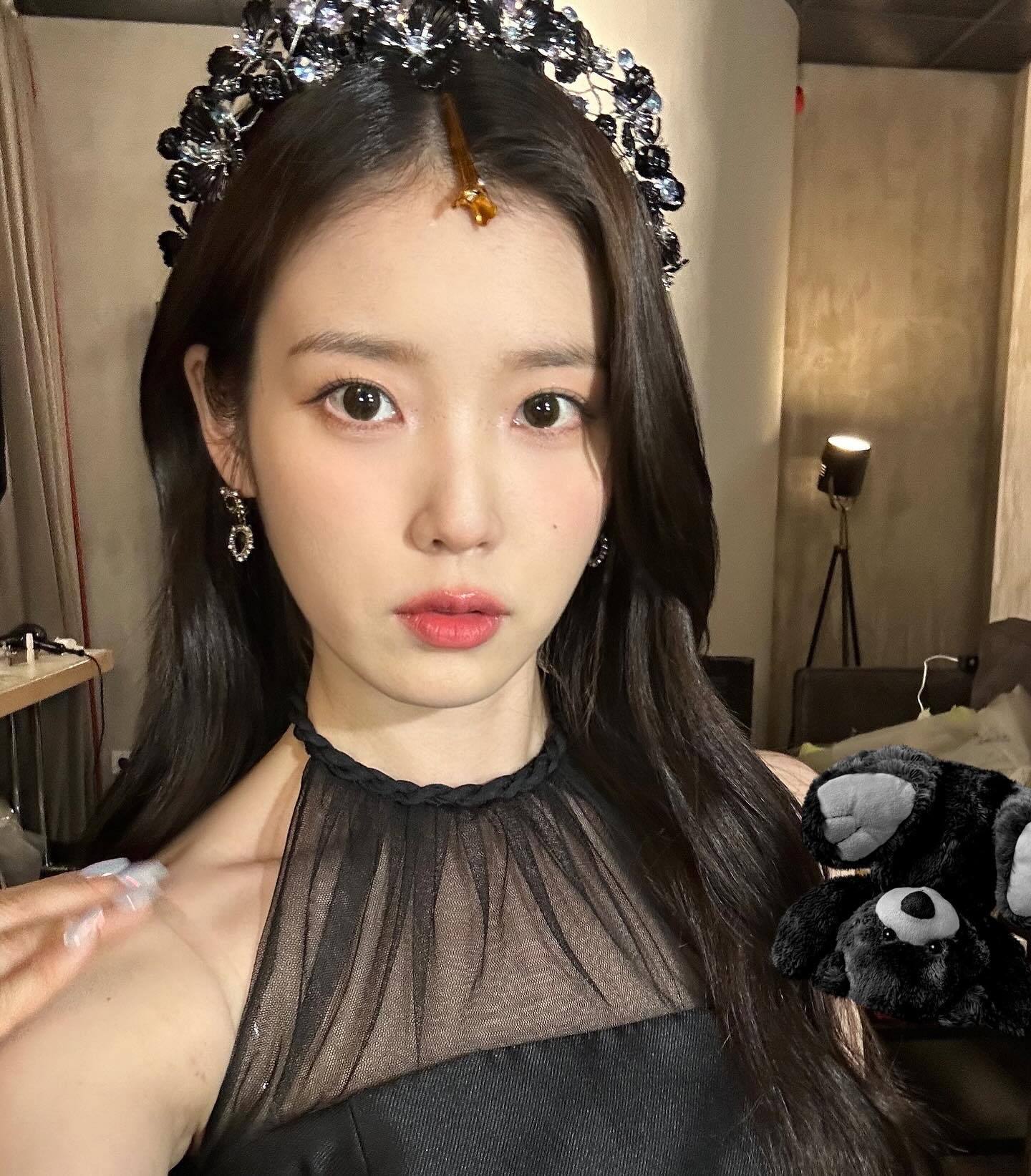 IU ins更新🖤 ​​​