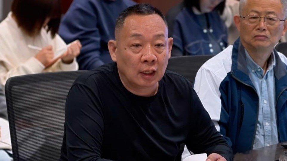 凤凰新闻【胖东来陷降薪传言，于东来深夜回应】6月11日晚，胖东来创始人于东来就员