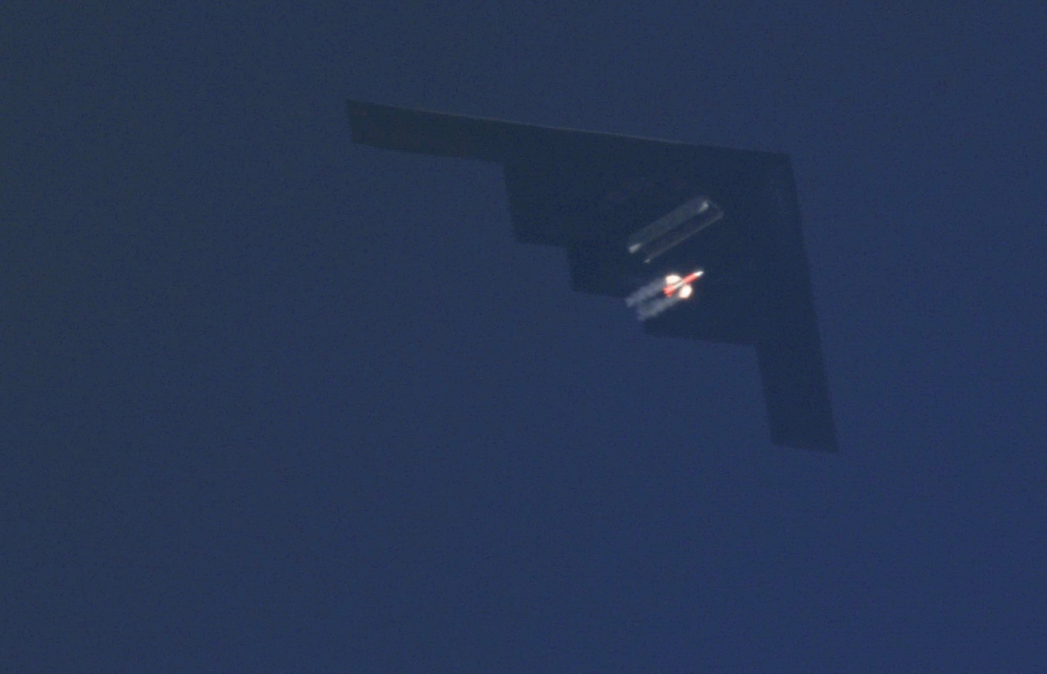 🔻B-2轰炸机投掷B-61核航弹。🔻现在老美扩核不会是靠B-61吧？哨兵搞不