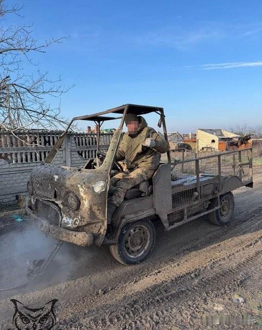 俄罗斯军队最新投入战术电动车，据说是根据收缴国内财阀的高尔夫球电车改装，此车敞篷