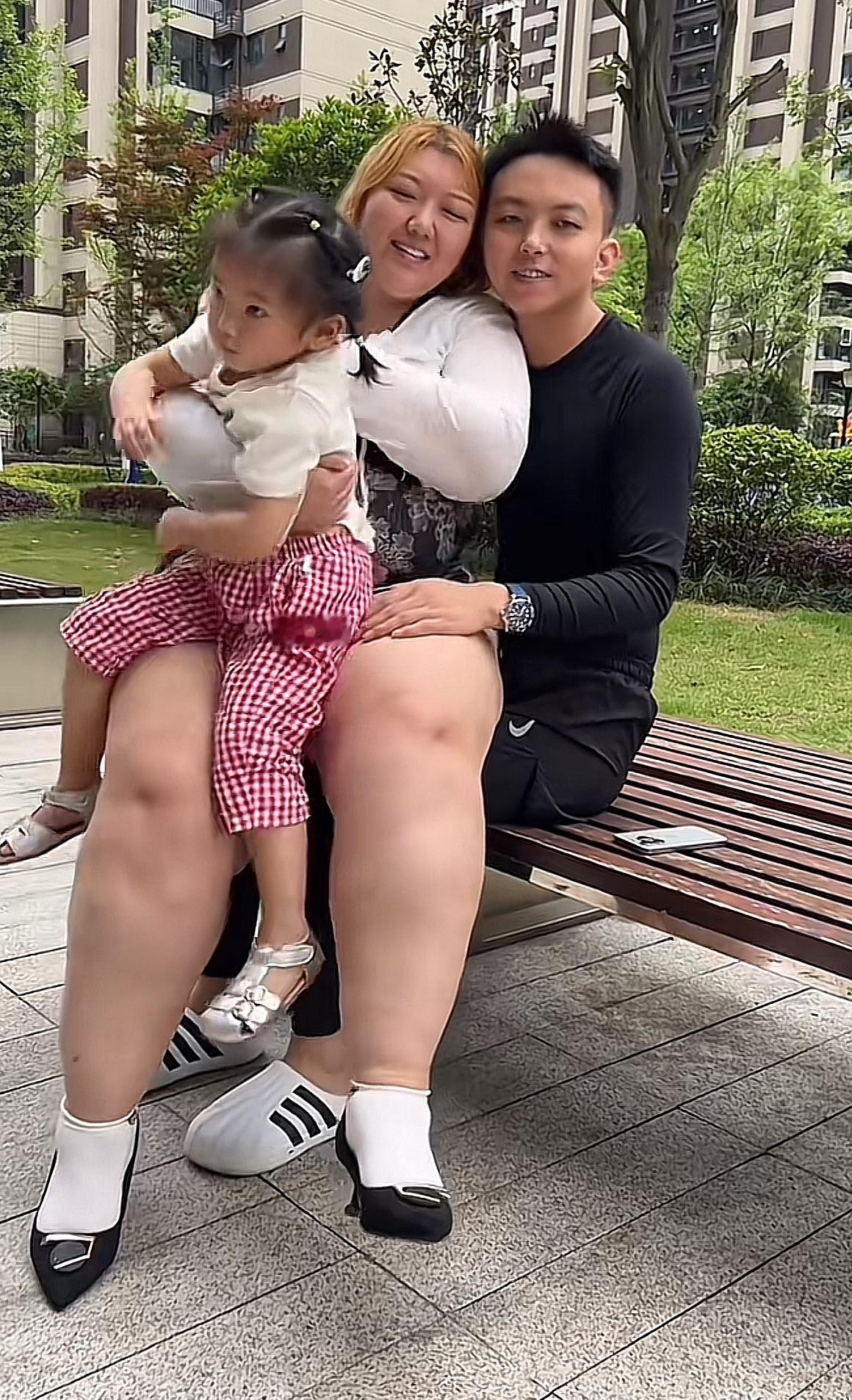 体重相差270斤的爱情：当我们谈论真爱时，我们在谈论什么
 
 健身房的杠铃片叮