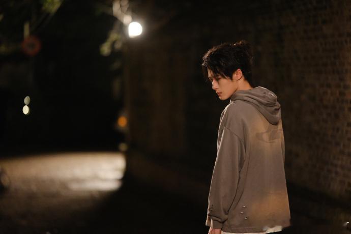 檀健次沈翊以疯克疯 沈翊在《猎罪图鉴 2》的结局中迎来高光时刻，檀健次精准拿捏角