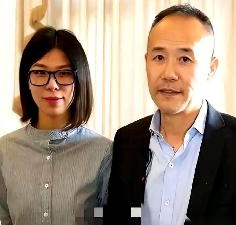 都说虎父无犬女，但王石这个46岁的女儿，活成了一种截然不同的“猛兽”。
她站在王