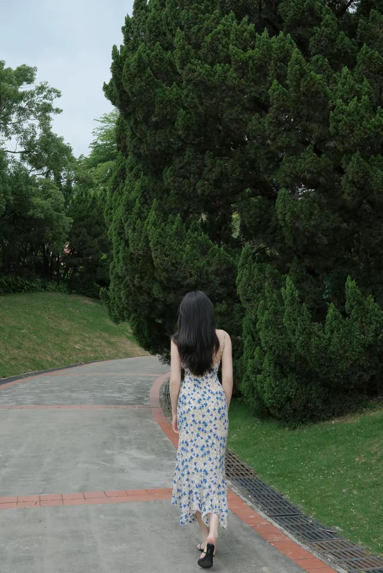 漫步在绿意盎然的公园小径，感受自然的宁静与美好。🌿🍃🍁