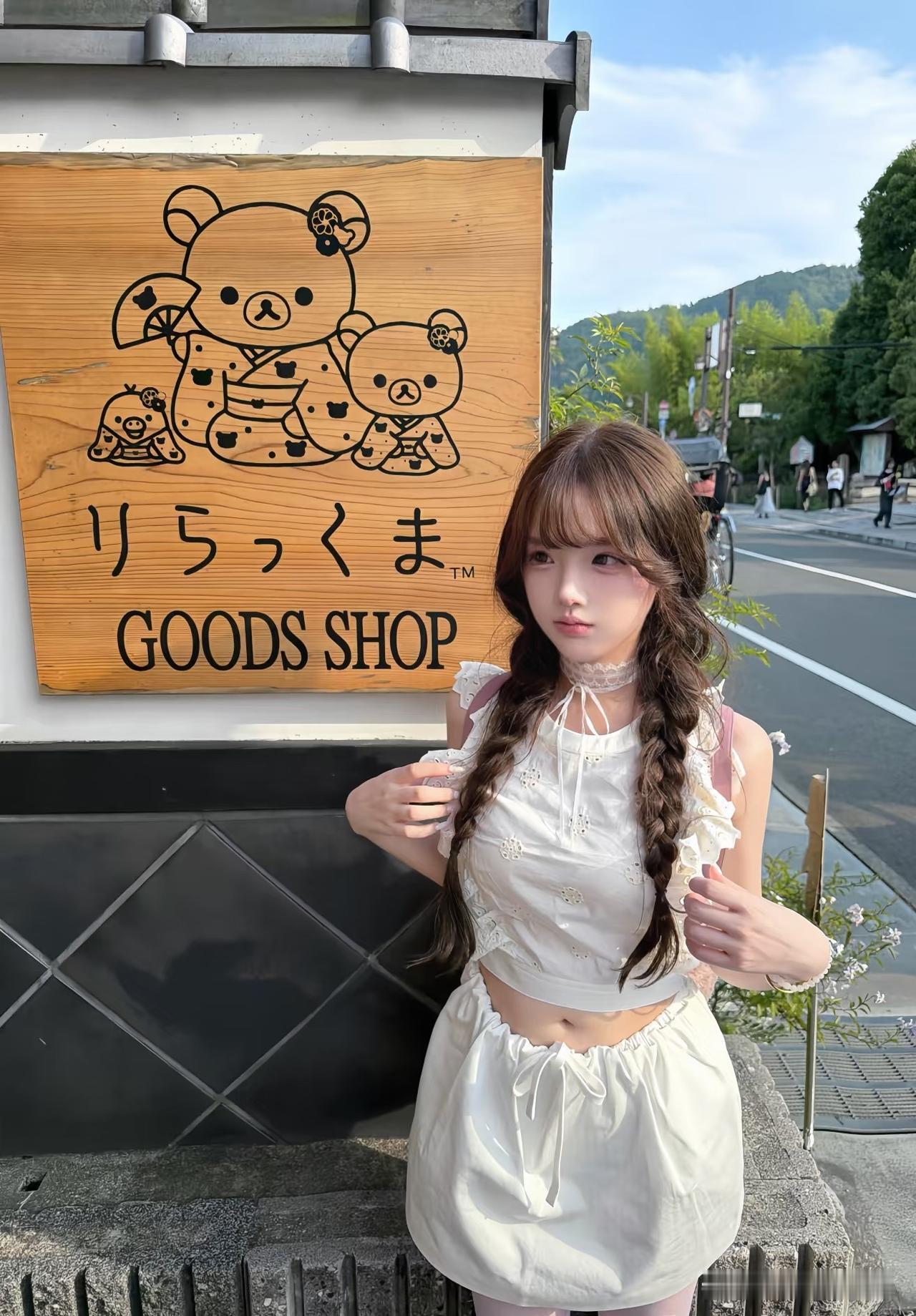 一个女孩在商店前拍照。