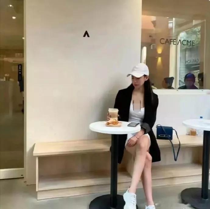 这是马筱梅以前的照片，现在她的穿衣风格好像都变了，变成保守乖乖女的感觉了。看她和