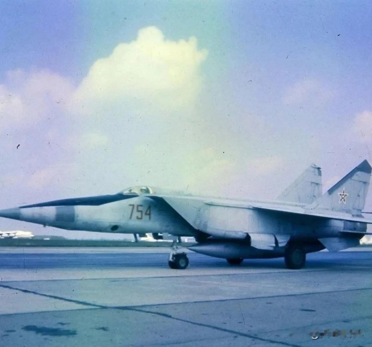 80年代，保加利亚空军装备的苏制米格-25RBT 侦察机。