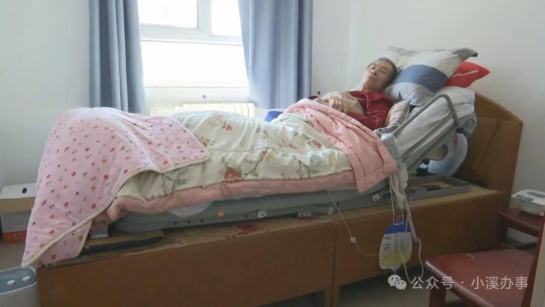 工地挖掘机吊绳断裂 三名工人跌下深坑

济南的魏先生平时在工地打零工，2025年