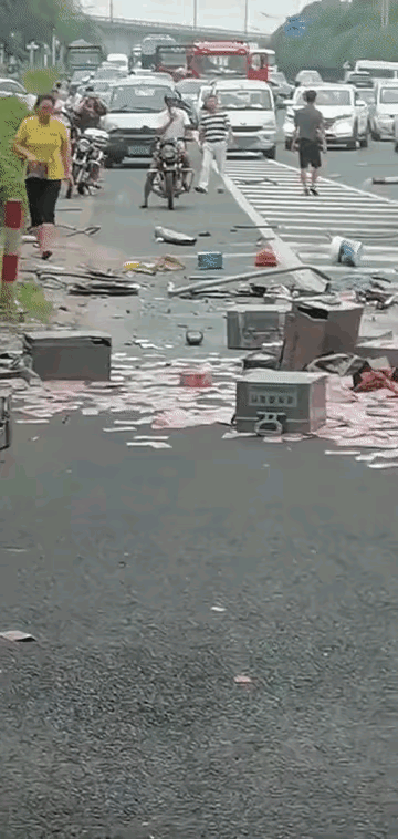 怎么没人帮忙捡一下啊？
这社会这么冷漠吗？
谁也别拦我。我去将雷锋精神传递下去！