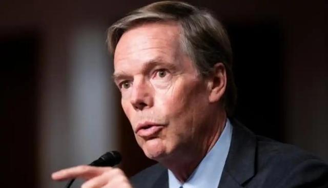 已经回到美国并卸任的美国驻华大使伯恩斯发文说，中国面临一个根本性的问题，他们声称