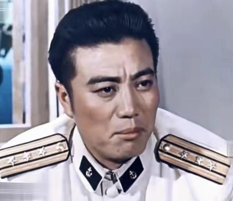 最近重刷老片的时候，感觉这两个角色的反差感，真是太大了。
一身笔挺军装往指挥舰上