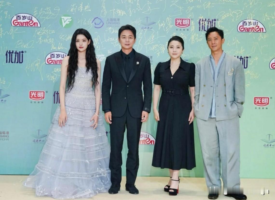 这张四个人的合照，看着就特别有戏！

张艺上、刘奕君、颜丙燕、韩庚，一个比一个有