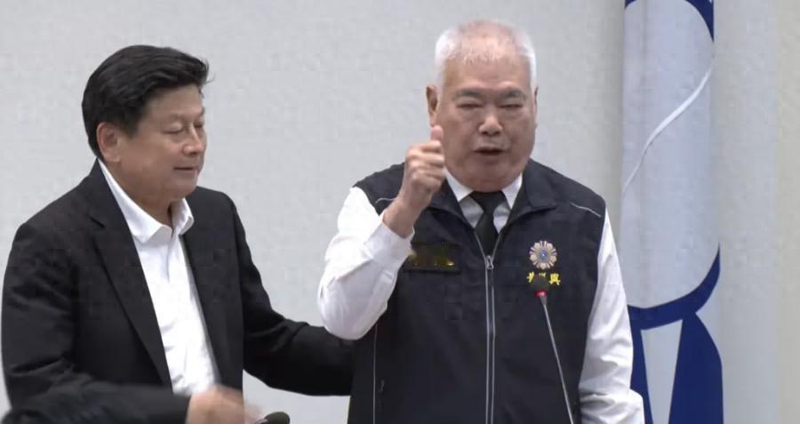 深夜千字文反击，国民党军购案吵到党主席位子了

国民党这一轮风波，看着像在吵军购