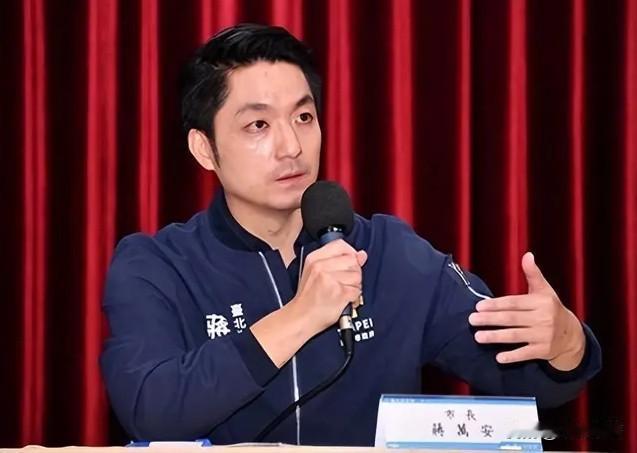最近国民党内部热闹不断，不少蓝营支持者都把目光盯向了台北市长蒋万安，一心想拱他出