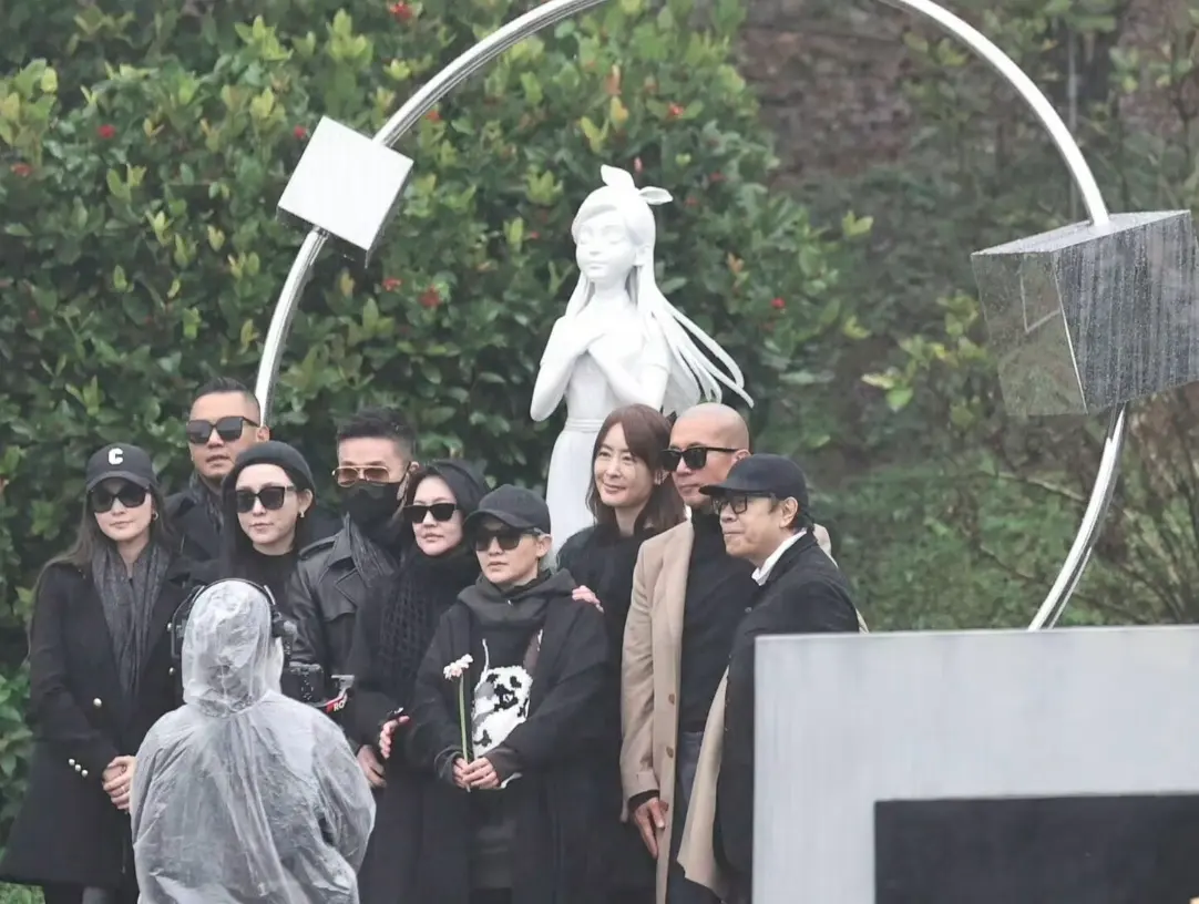 大家和大s雕像合影。