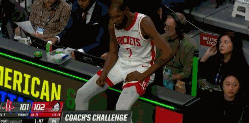 被气炸了，火箭105-111不敌开拓者，这场比赛杜兰特被队友气炸了直接在替补席用