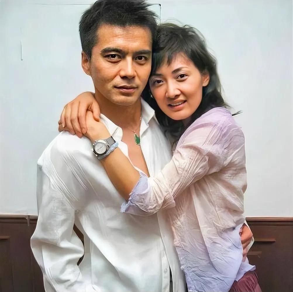 这不是许亚军和牛莉吗？他们也有作品合作吗？
还真是。原来他们曾经在电视剧《空镜子