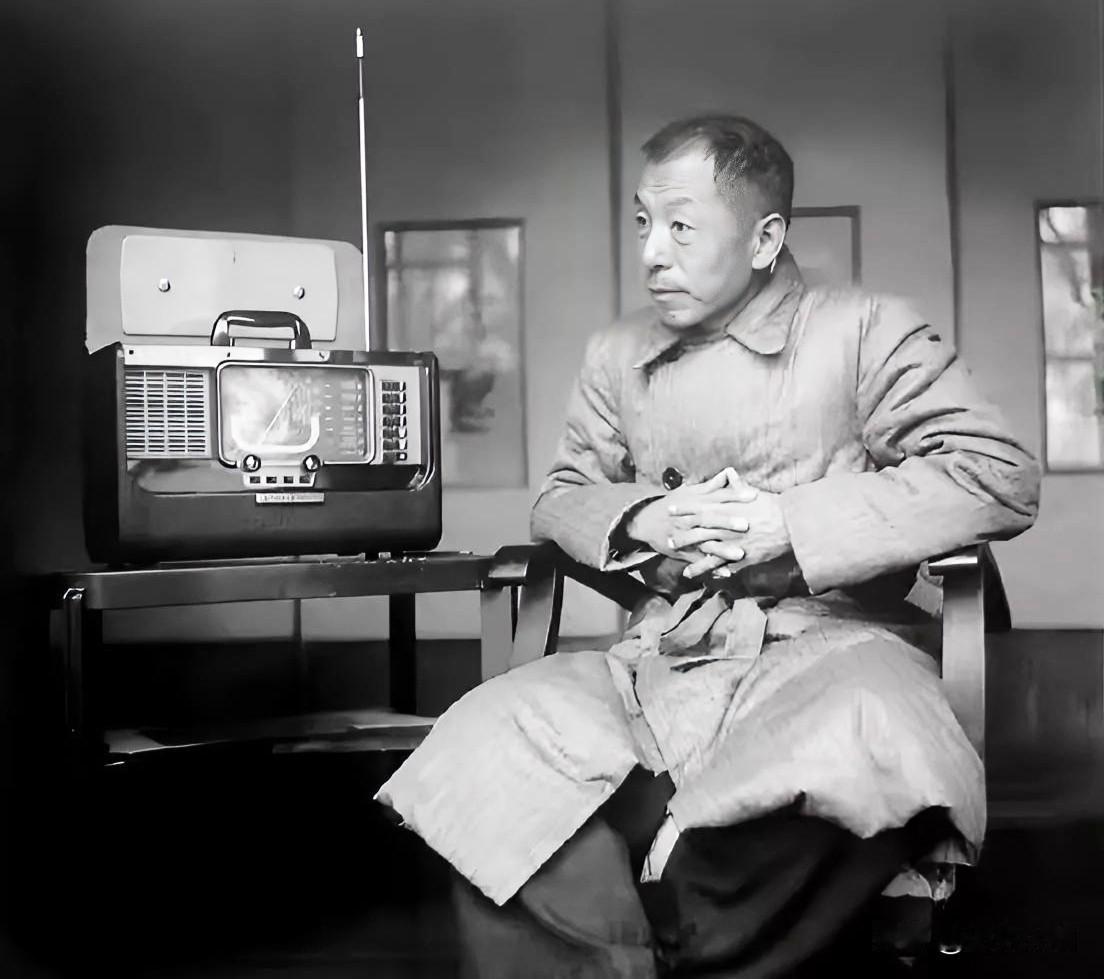 1957年，身处软禁岁月中的张学良，静静坐在屋内聆听录音机。纵然多年失去自由、人