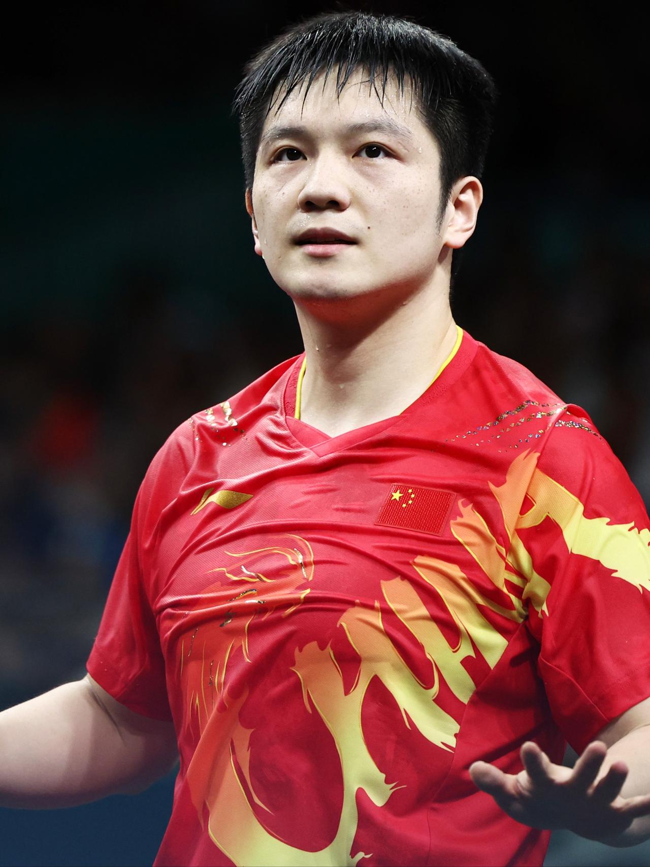 樊振东在采访中直言团战与单打无可比性。单打是个人能力的极致较量，每一分都要独自扛