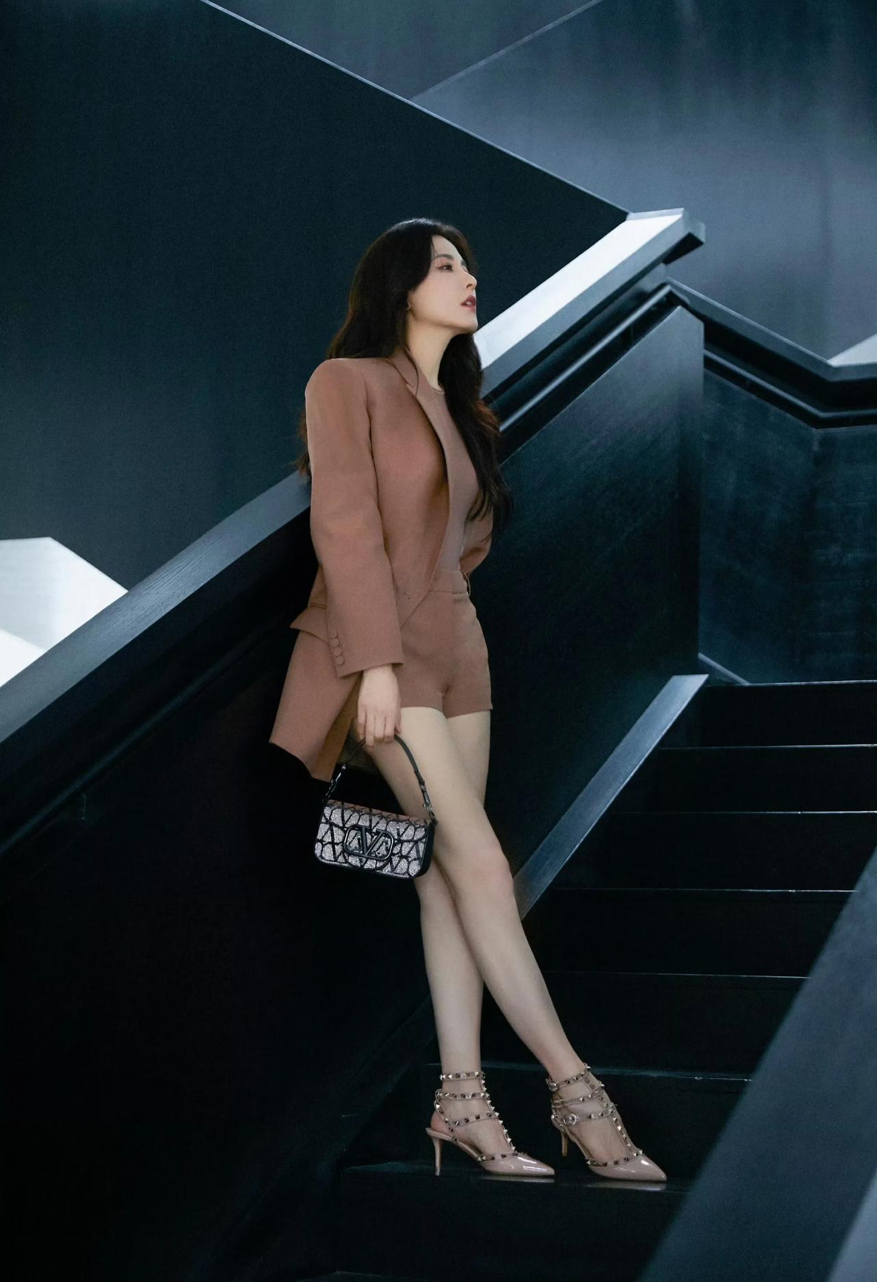 她是70后的湖北姑娘。颜值与实力并存的专业演员！中央戏剧学院高材生！代表作品有男