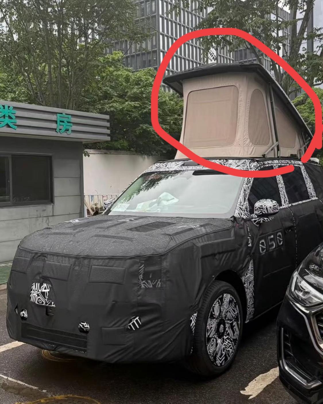 小米澎程的车顶帐篷原来是这么用的，不是让你爬到车顶睡觉，而是进一步拓展车内空间。