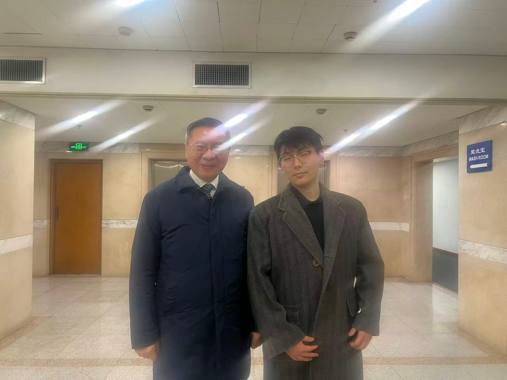 何意味好久没聊天的同学在网上刷到我视频，上来二话不说，直接给我放一张和张维为老师