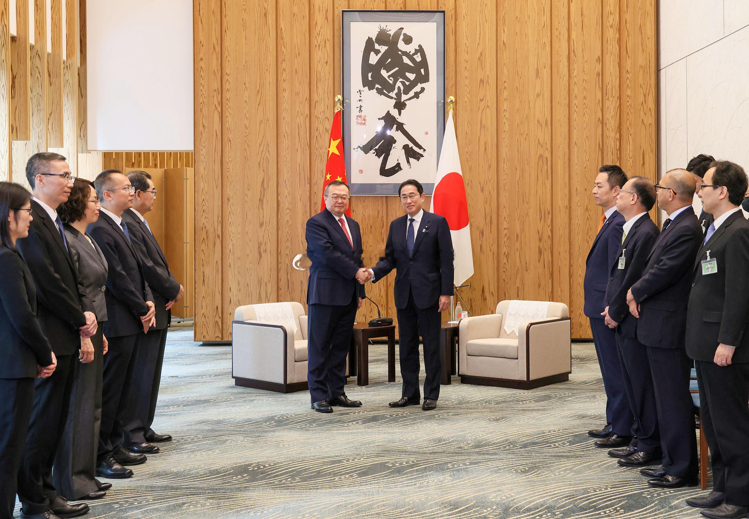 #日本首相会见刘建超 官邸挂“解衣”二字#5月29日，日本自民党总裁、首相岸田文
