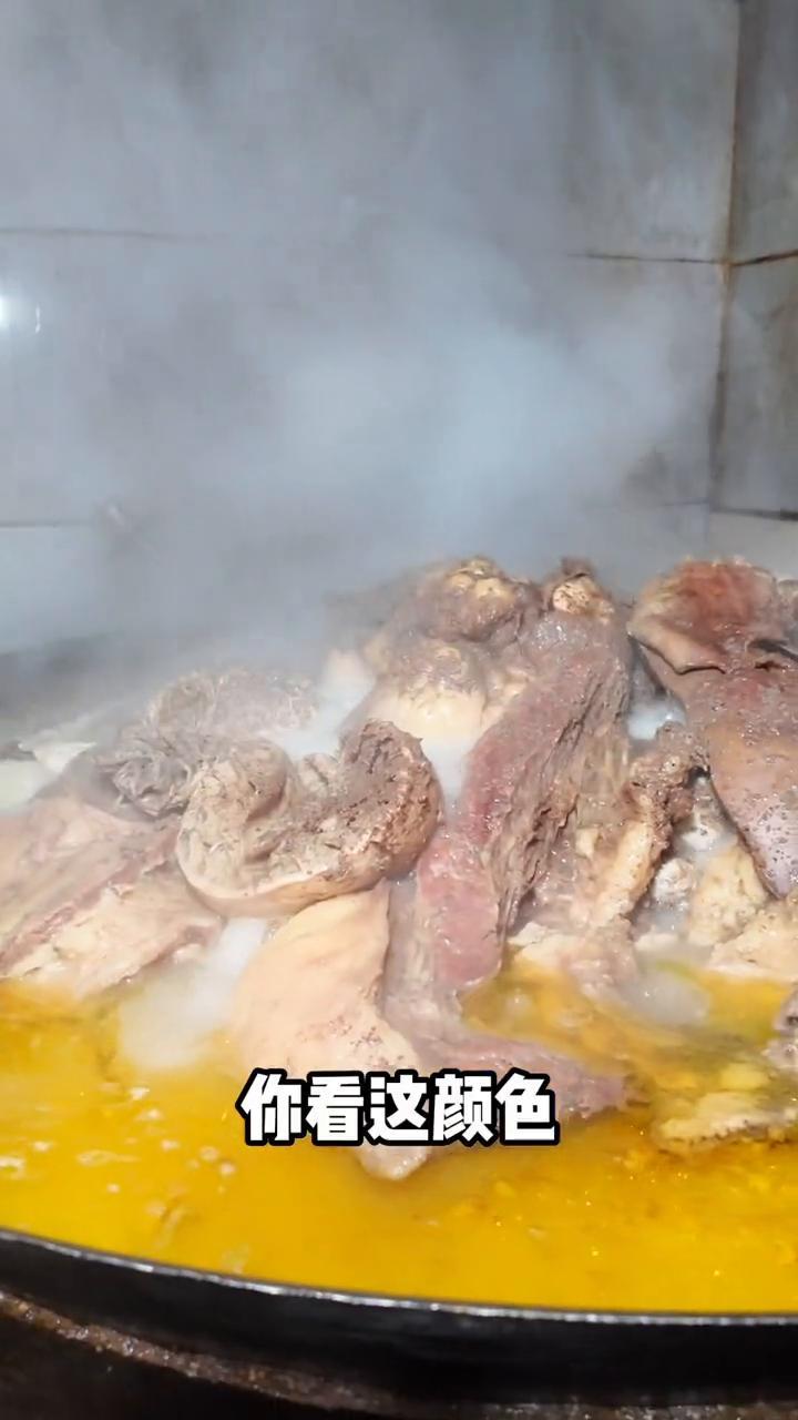 保山牛扒呼。
兄弟们，这肉太凶了，你看这颜色太漂亮了。这一盆肉山，每一样都得来一