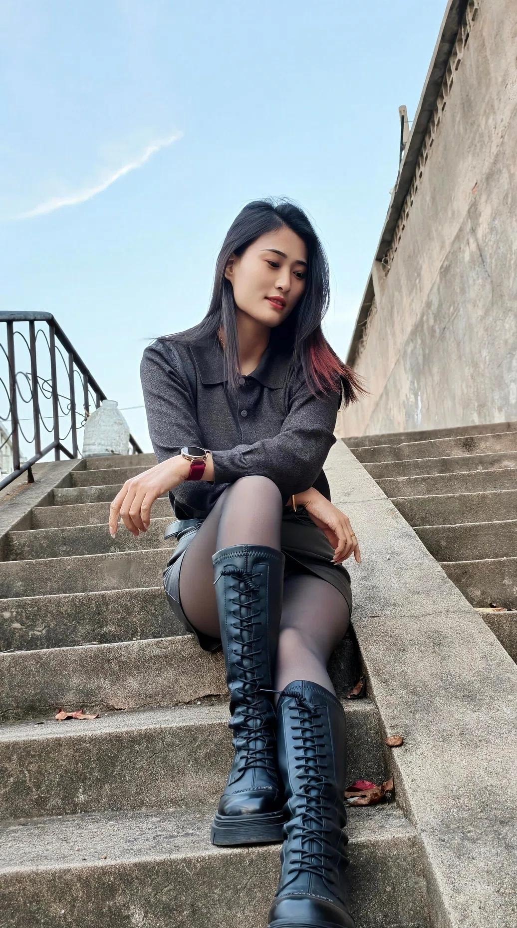 秋日穿搭指南：复古风黑色连衣裙+高筒靴，尽显优雅与时尚。