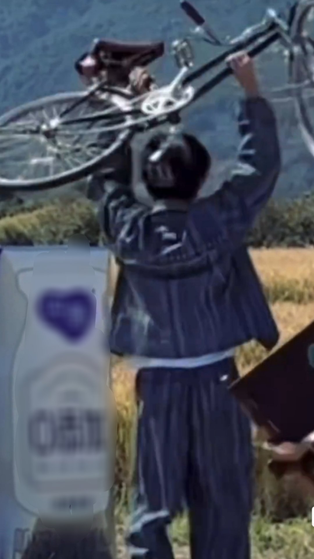 #宋亚轩把自行车举起来了#这个圆乎乎脑袋的像素小人搁这干嘛呢[开摆]看得出来孩子