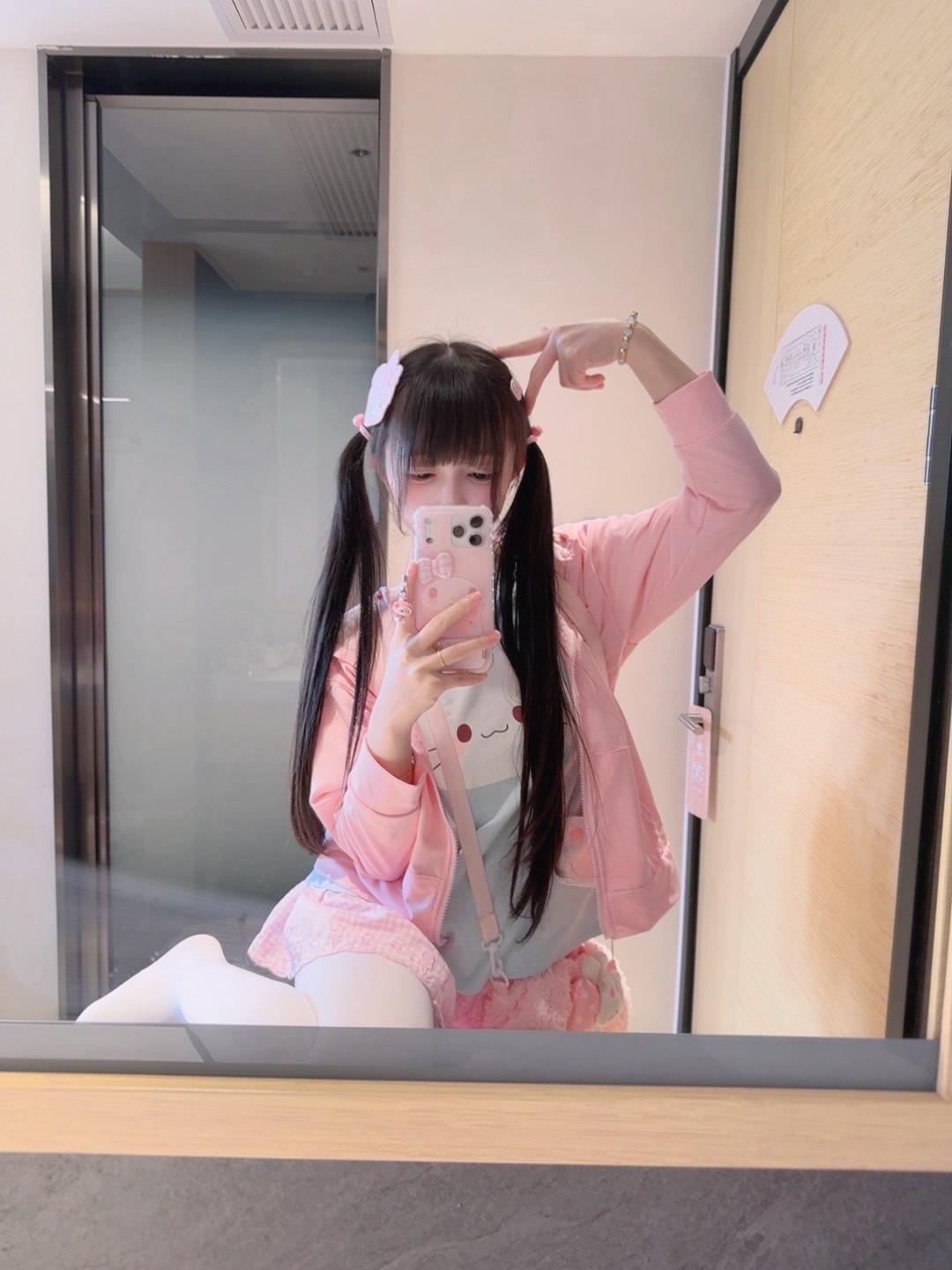 萌妹对镜自拍