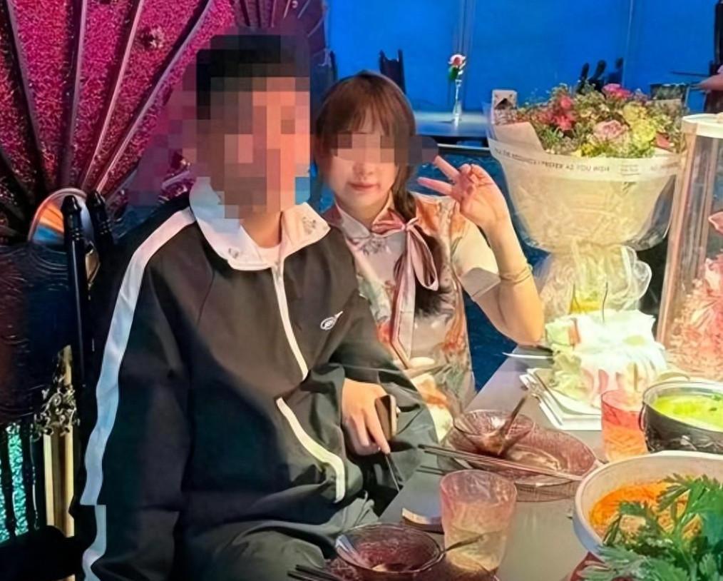 21岁男孩与女友分手后，绝望之下跳江。他不远千里搬到女友家附近结束异地，没日没夜