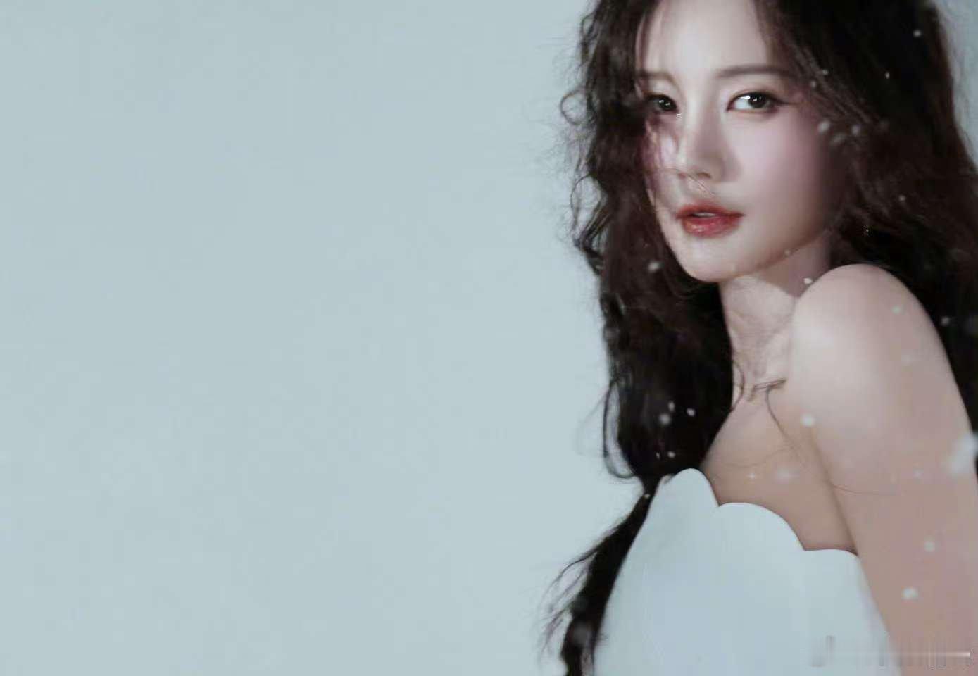 李一桐四季大片李一桐四季庆生照李一桐四季庆生照，太美了，[嘻嘻][嘻嘻][嘻嘻]