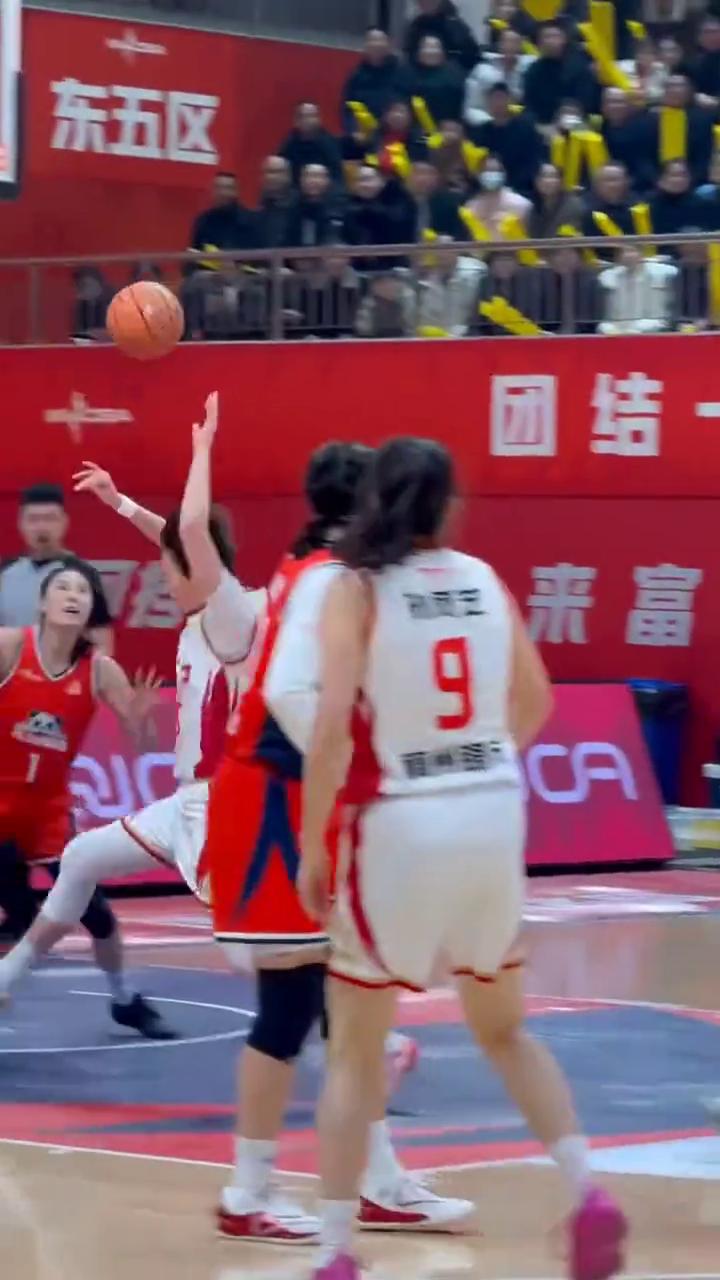 王思雨为什么被叫老六？
你知道王思雨为什么被球迷叫老六吗？
·首先，他的抢断和赛