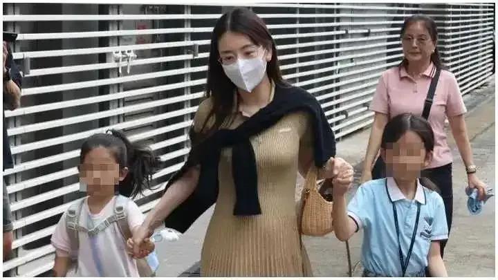 方媛挺八月孕肚打车送女，天王嫂的妈力觉醒！清晨的香港街头，38岁的方媛挺着八个月