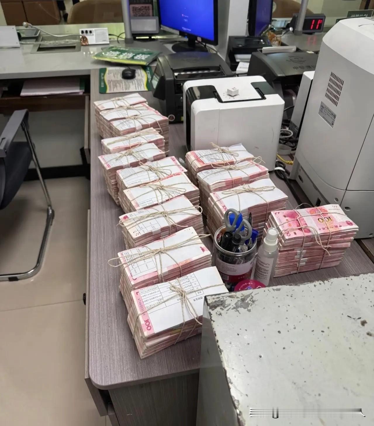 今天别着急去银行存取钱啦！好多人还不知道，2026年1月1日起银行要实行新规了～