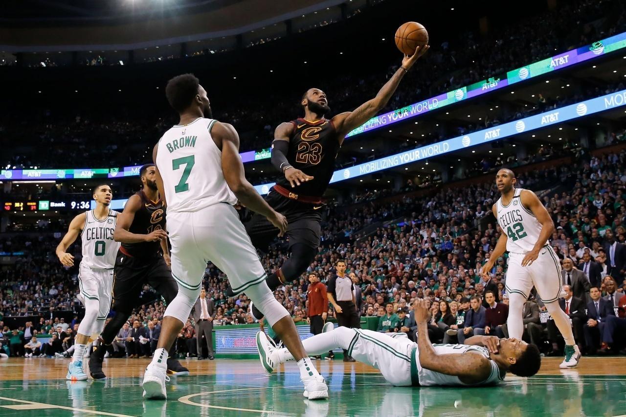 2月20日 今日，湖人球星詹姆斯旗下的篮球播客《球场大脑》播出最新一期，本期主持