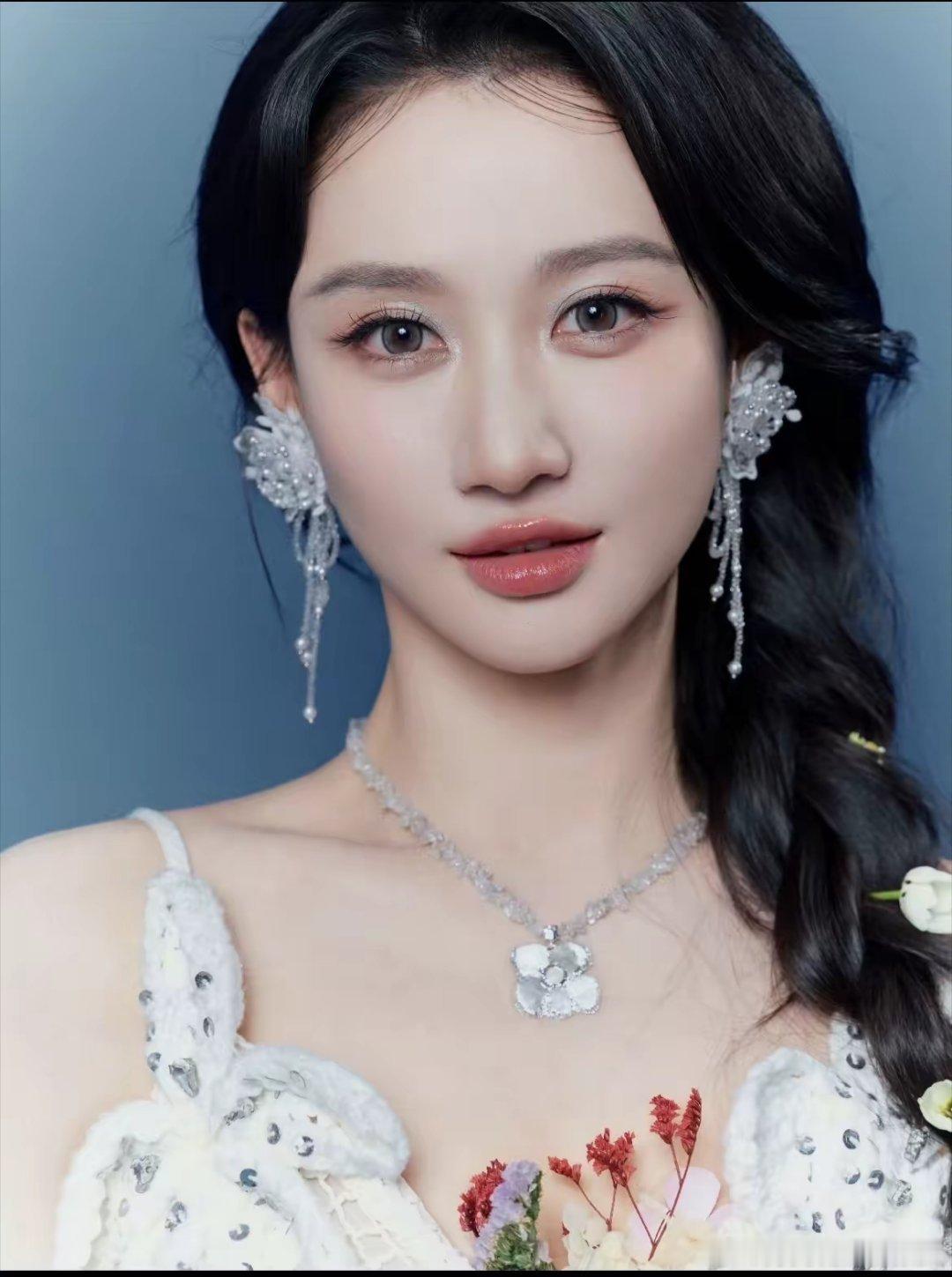 好奇翻了下何宣林的过往不查不知道，一查还挺感慨何宣林不仅不是什么资源咖，还是一位