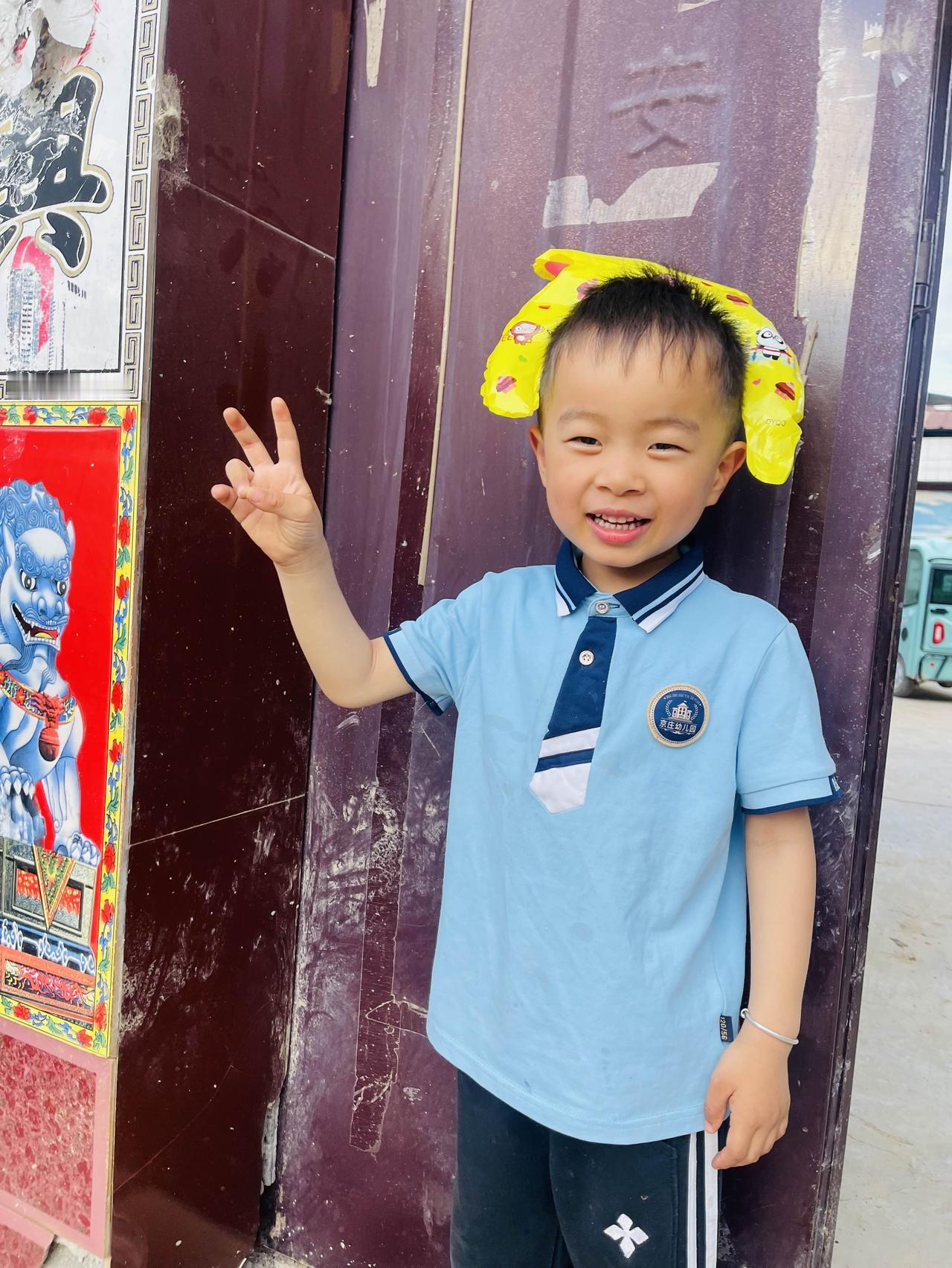 家长们既不用花钱买东西，也不用耽误上班时间去看表演。当然了，孩子们在学校吃的开心