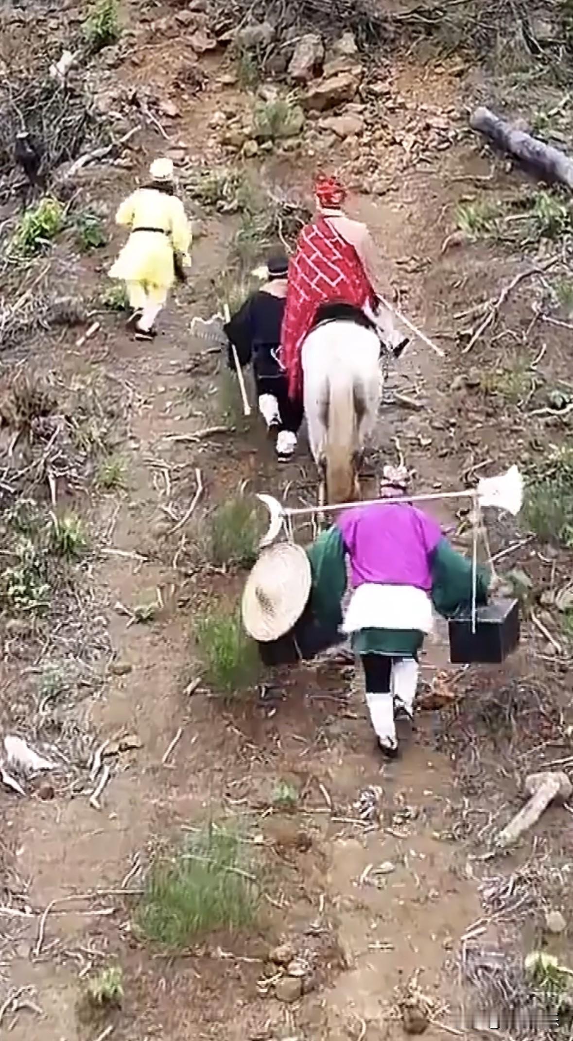 现在直播也太卷了，都有人扮成唐僧师徒直播西天取经，真人实景一路走一路播，最火的时