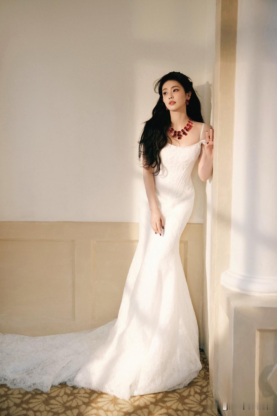 白鹿真是把红妆与白裙的美诠释得淋漓尽致！5月14日晚她晒出的写真里，身着白色镂空