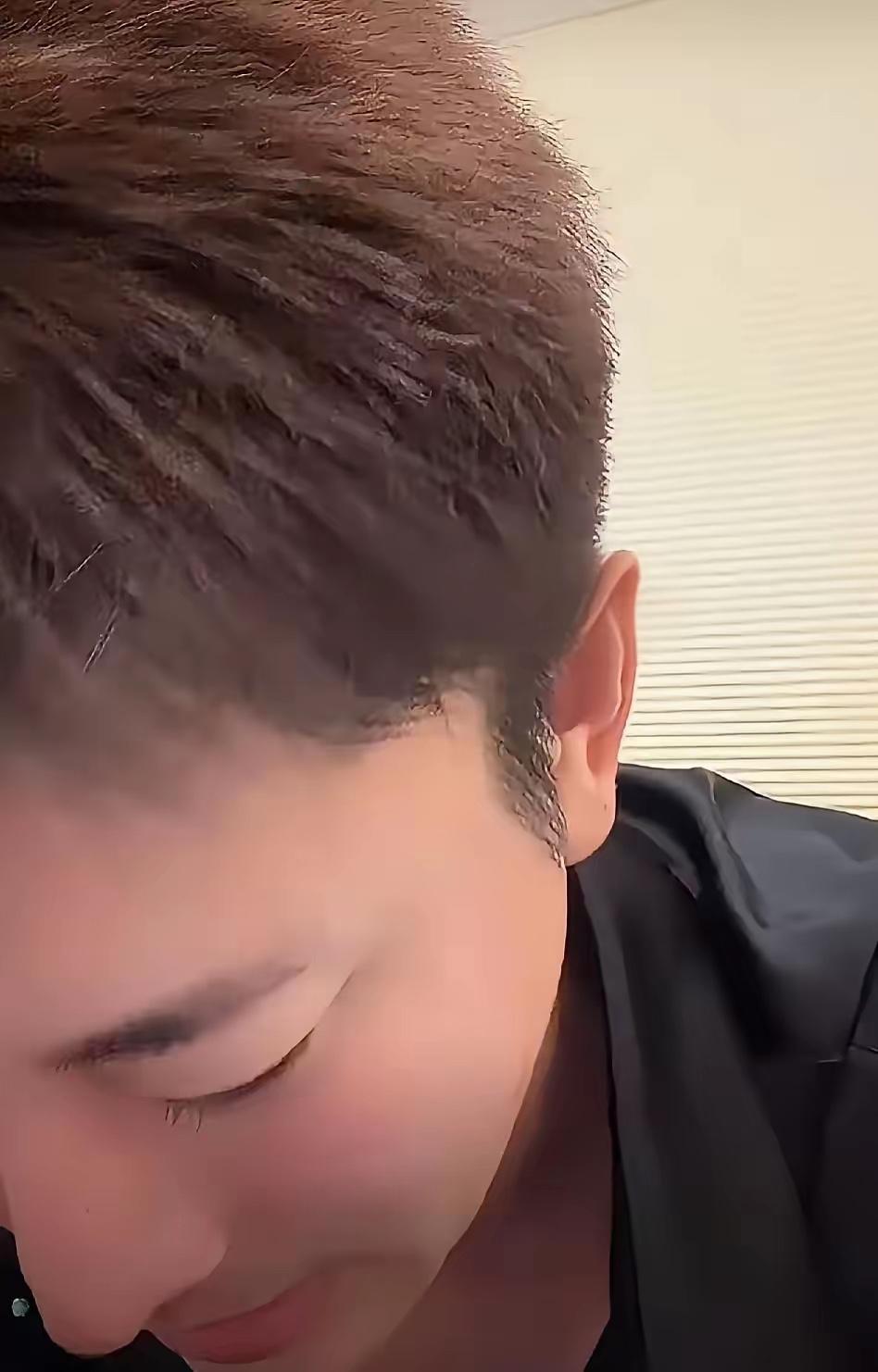 被网友当众怼“赚那么多还天天直播”，贾乃亮红着脸低头说自己演员天赋不够，这话戳中