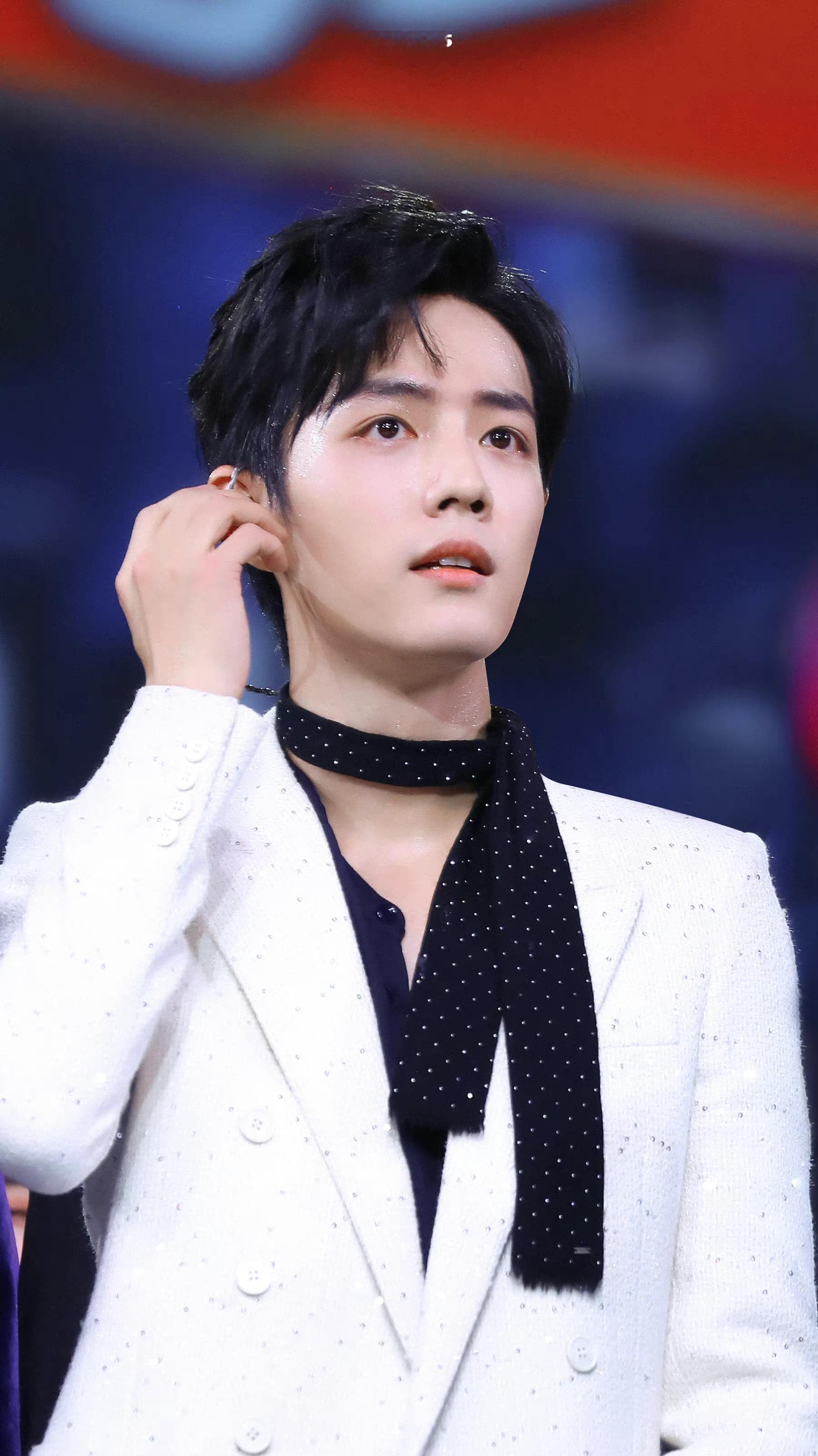 肖战 高配得感肖战两部剧在央视待播舞台之上，他即是光。帅气十足的舞台战！肖战饰演