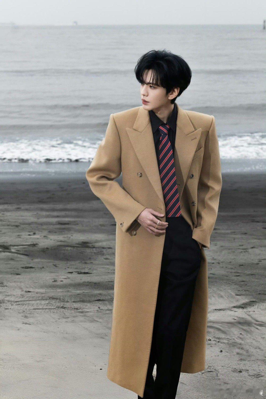毕雯珺帅得我有心事了 海边的清爽撞上他的浅棕大衣，黑衬衫条纹领带恰到好处，模特身